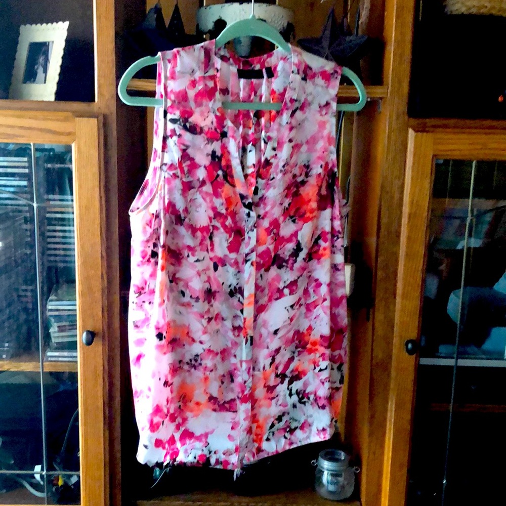 Collarless polyester top